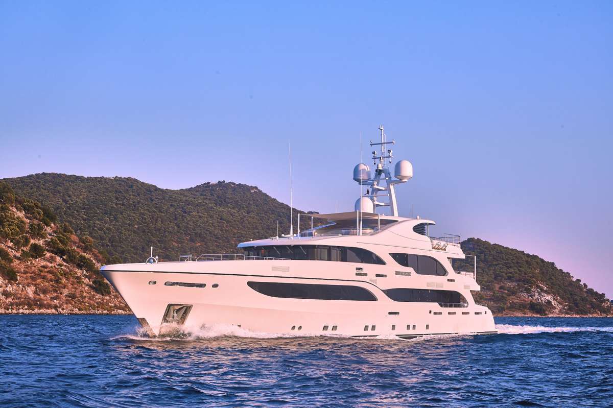 immersive181 charter yacht