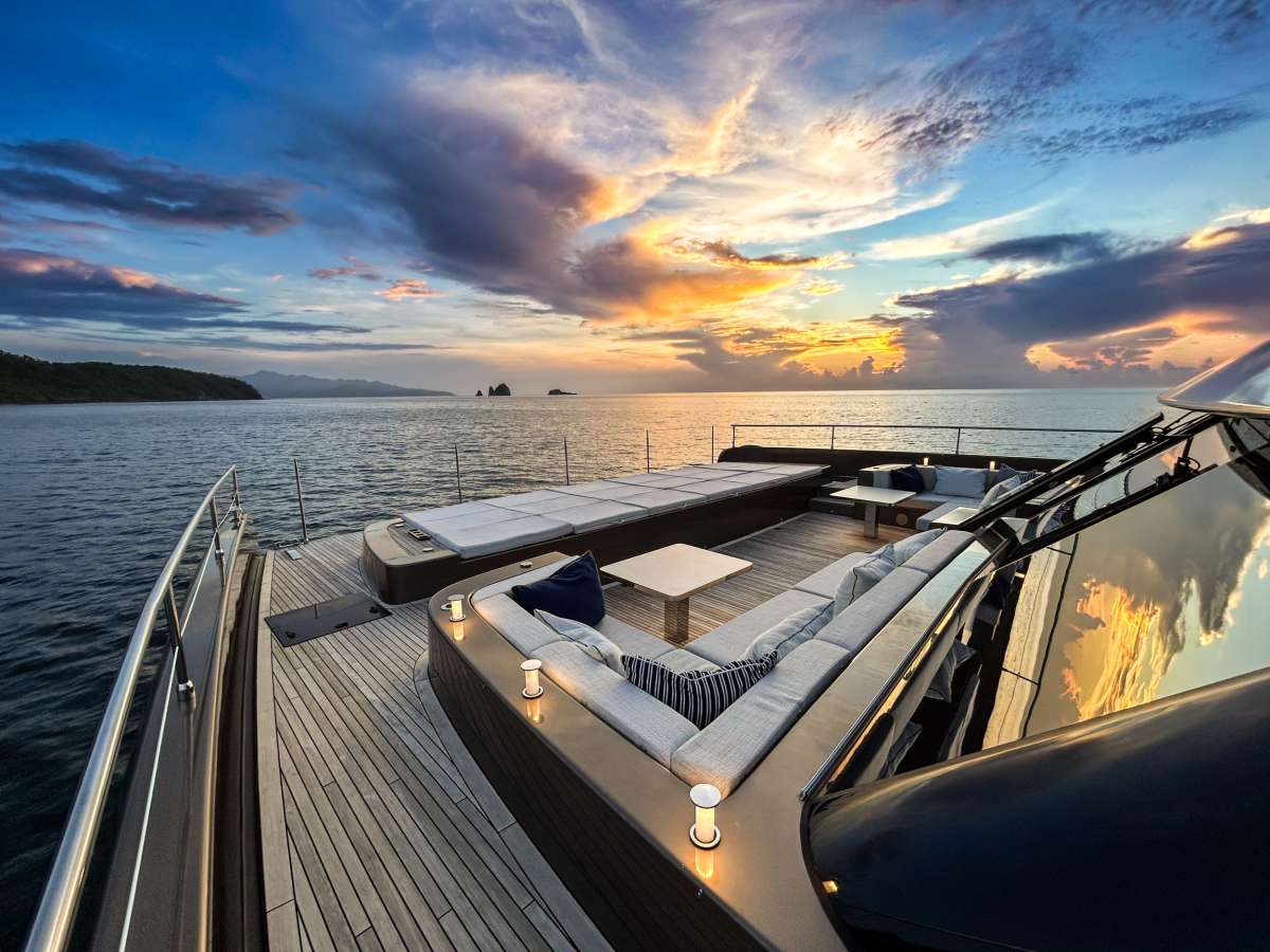 Forward deck lounge space, optional shading on half of the foredeck