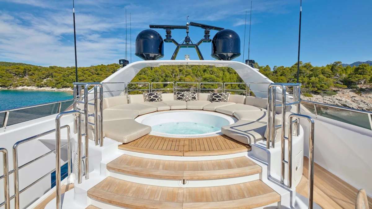 Sundeck Jacuzzi