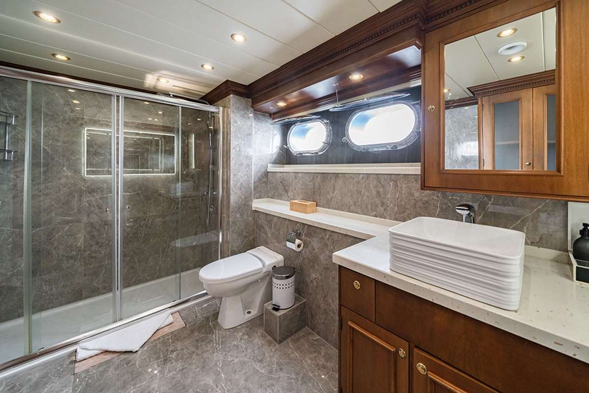 IRAMA - 2024 - Aft Stateroom bathroom, starboard aft