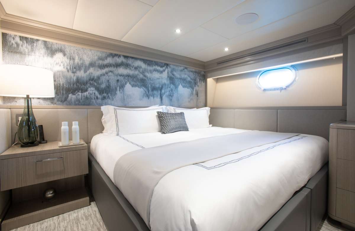 King/Twin Stateroom 5 (Starboard Forward)