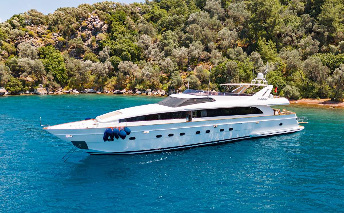 blues100 charter yacht