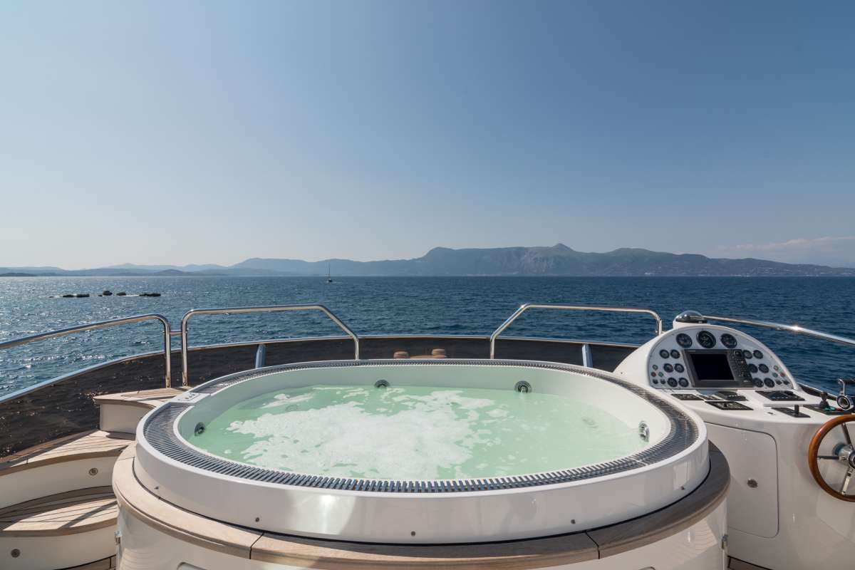 Endless Summer - Sundeck Jacuzzi