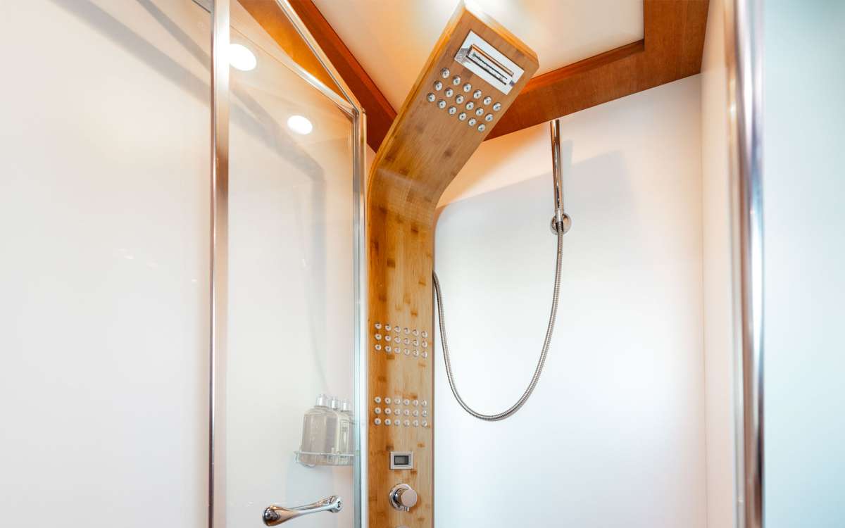 Guest en suite shower